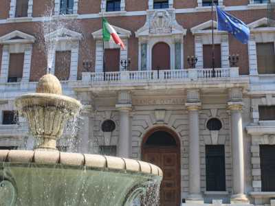 Ci dirigiamo ora in corso Cavour, l� dove si affaccia la Banca d�Italia, un maestoso palazzo del 1932. Di fronte a esso si staglia un�elegante fontana in pietra che da quasi novant�anni forma, assieme alla banca, un�iconica accoppiata �da cartolina�. Le due strutture furono infatti realizzate contemporaneamente